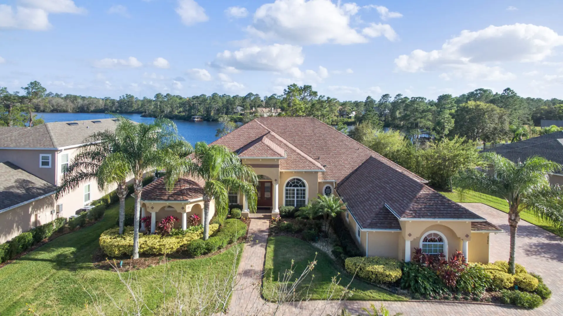 Front view of 2390 Sterling Creek Pkwy, Oviedo, FL 32766