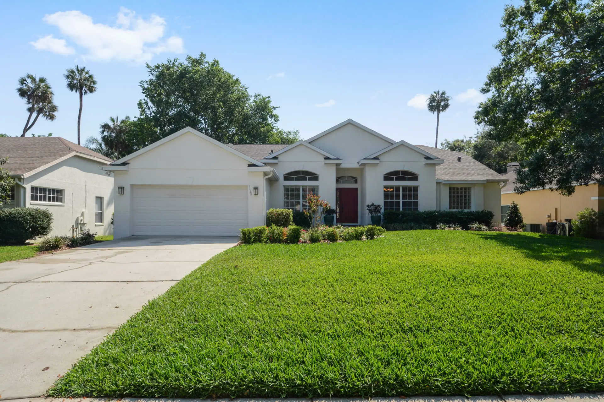 Front view of 1120 Twin Oaks Circle